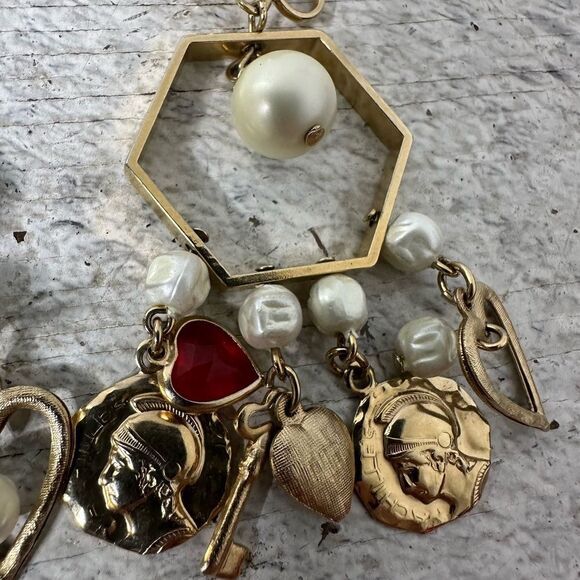 Vintage 80s Faux Pearl Coin Heart Charm Earrings Clip On - Picture 4 of 6